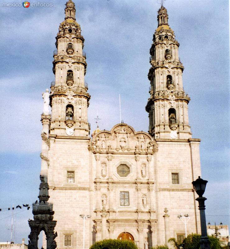 Basílica (Siglo XVIII) y columna de la Independencia. San Juán de los Lagos. 1989