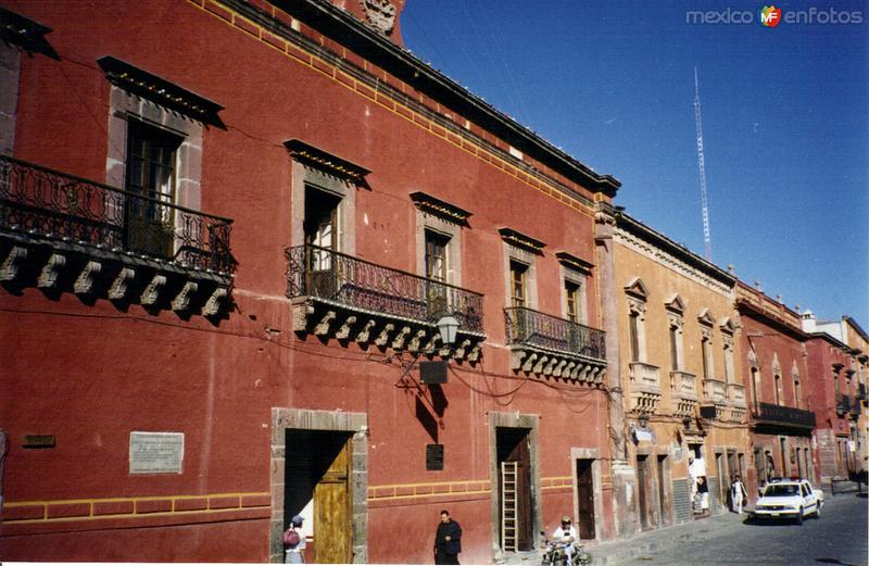 Casas coloniales en el centro de San Miguel de Allende, Gto. 2001 - San  Miguel de Allende, Guanajuato (MX13002352684686)