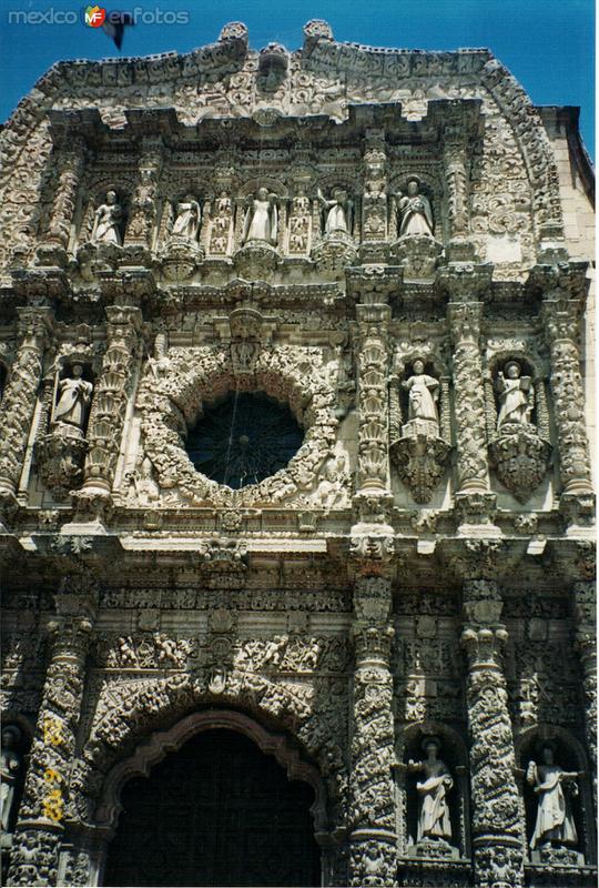 En cantera rosa la obra maestra del barroco exuberante. Zacatecas. 2002