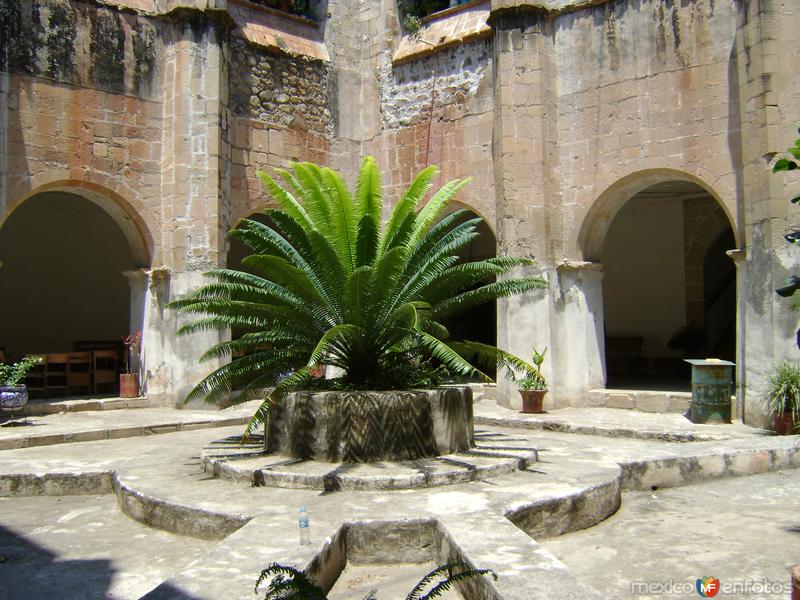 Patio y claustro del ex-convento de San agustín (Siglo XVI). Jonacatepec. Abril/2011