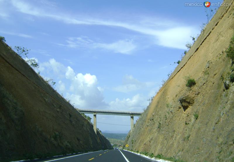 Fotos de Atzitzihuacán, Puebla, México: Viaducto sobre la autopista Puebla-Jantetelco. Junio/2011