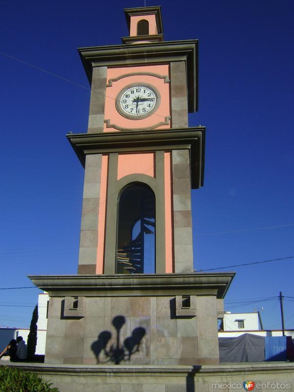 Reloj monumental en la plaza de San Lucas Tecopilco. Octubre/2011