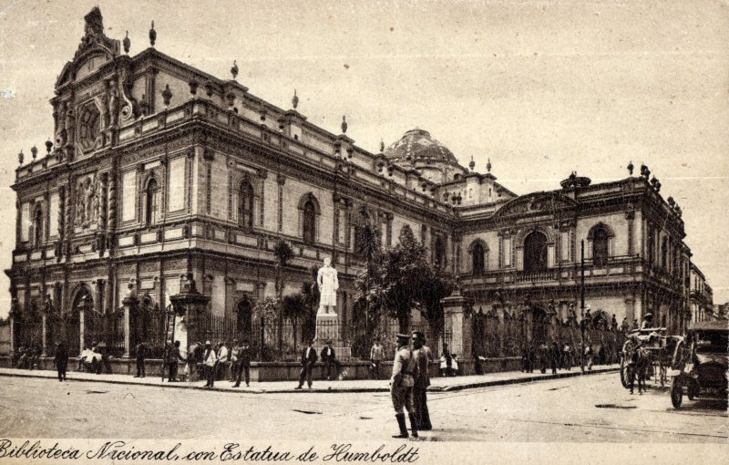 Biblioteca Nacional con estatua de Humboldt