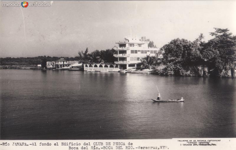 Río Jamapa. Al fondo el edificio del Club de Pesca de Boca del Río