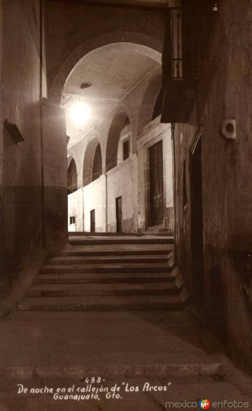 De noche en el Callejón de Los Arcos