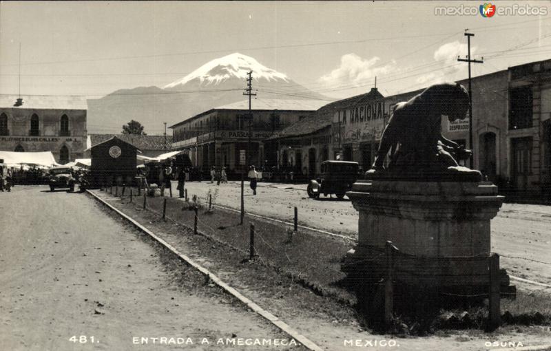 Entrada a Amecameca y Popocatépetl al fondo