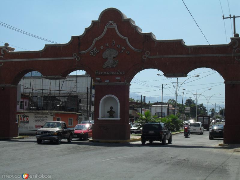 Arcos sobre la carretera federal en los limites con Nogales