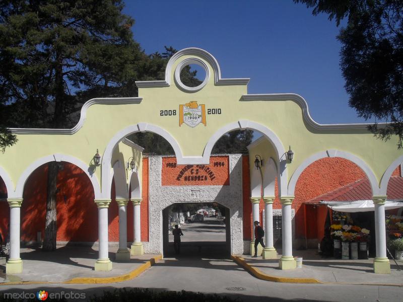 Acceso al panteon municipal