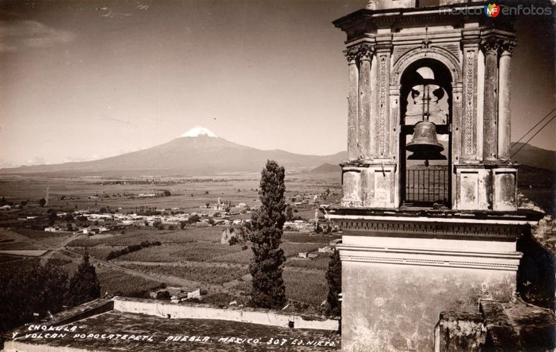 Vista de Cholula y el volcán Popocatépetl