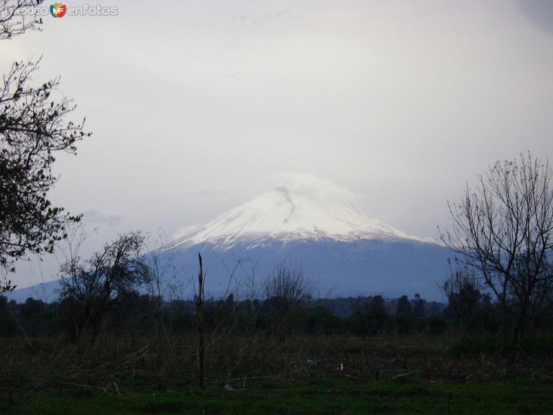 El volcán Popocatépetl desde Nealtican, Puebla. Febrero/2012