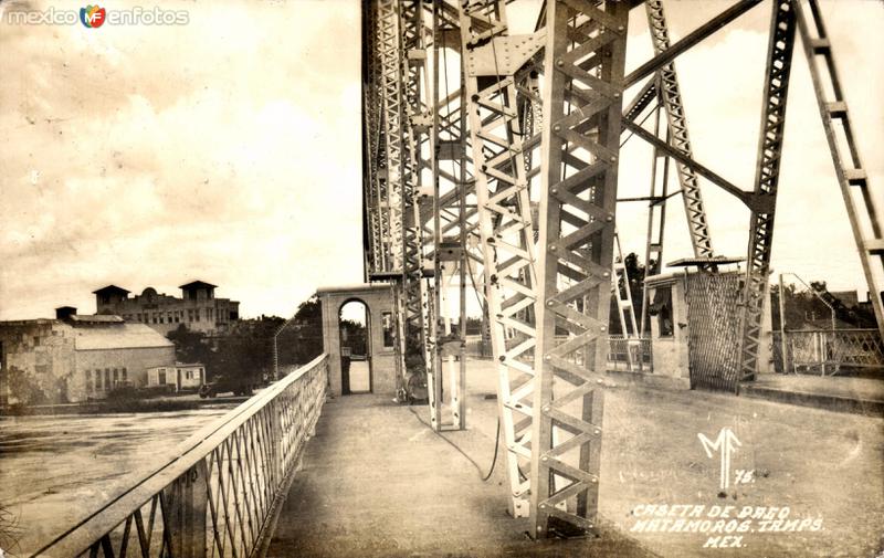 Caseta de pago y puente internacional en Matamoros