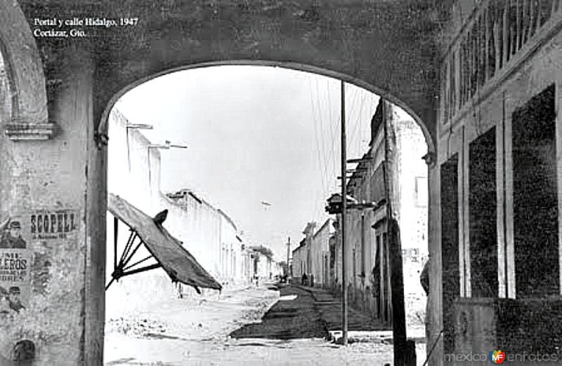 El portal y calle Hidalgo 1947.