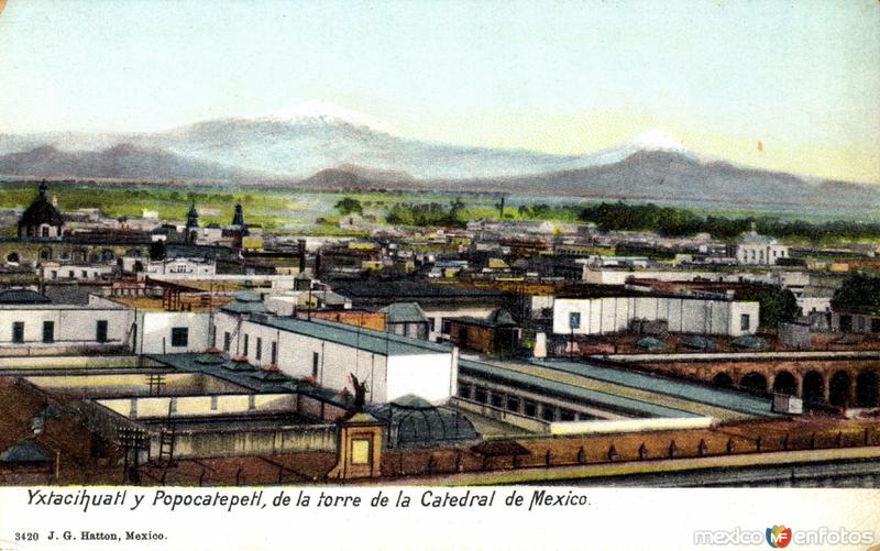 Vista del Iztaccíhuatl y el Popocatépetl desde una torre de la catedral