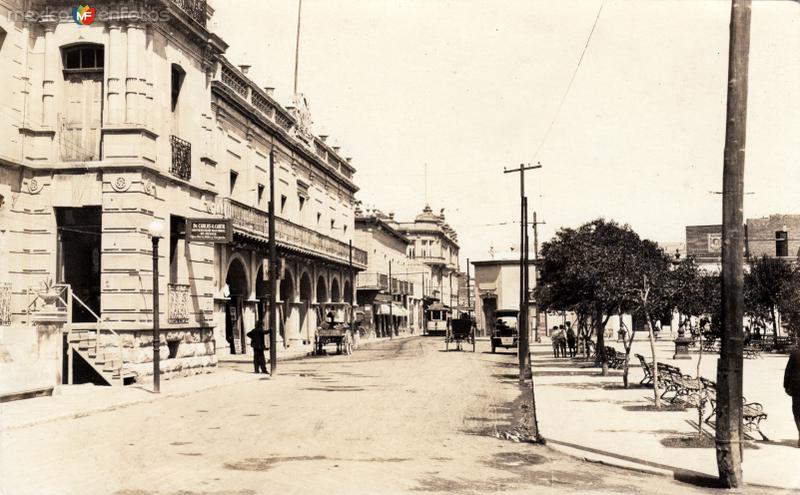 Calle de Zaragoza (antiguo Palacio Municipal a la izquierda)