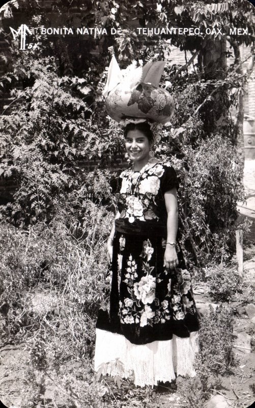 Señorita con vestimenta típica de Tehuantepec