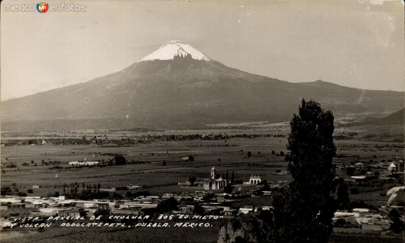 Vista parcial de Cholula y Volcán Popocatépetl