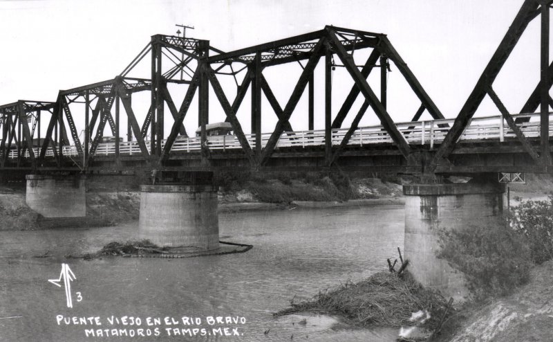 Puente viejo sobre el Río Bravo