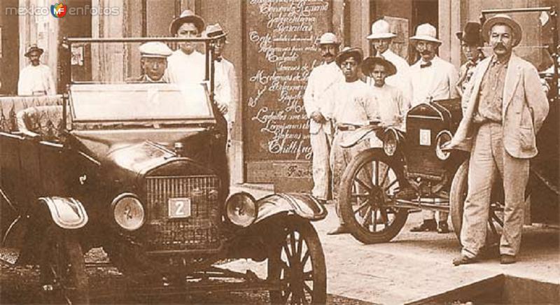 EN UNA CALLE DEL CENTRO DE LA CUIDAD, VILLAHERMOSA, TAB. 1925