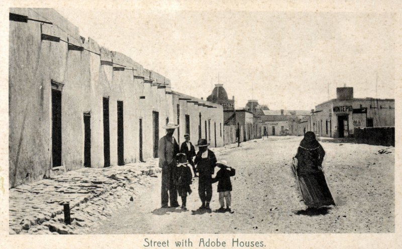 Calle y casas de adobe, la Aduana Fronteriza al fondo