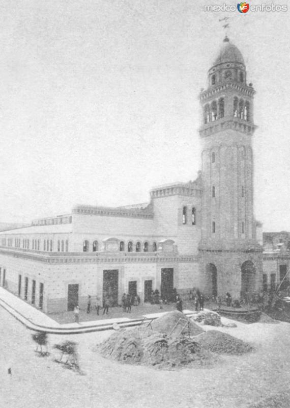 Mercado Morelos en construccion 1900