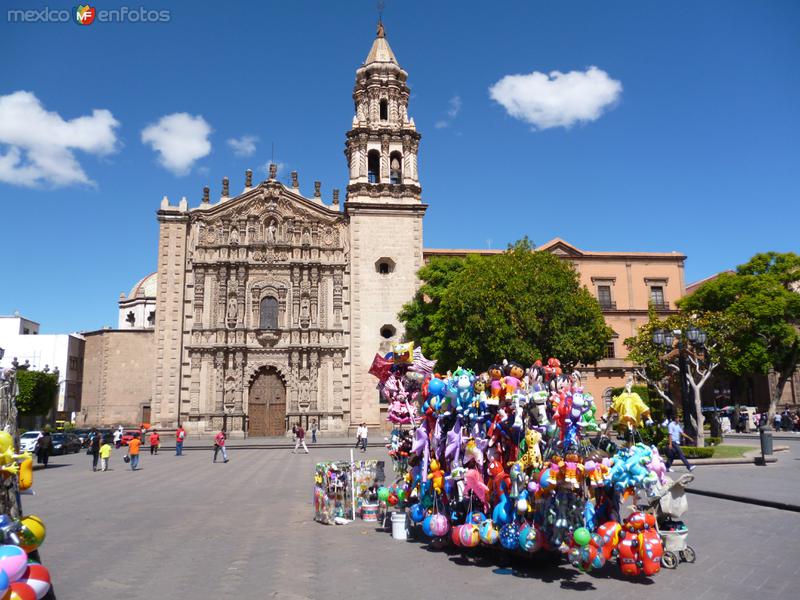 Fotos de San Luis Potosí, San Luis Potosí, México: Iglesia del Carmen con globeros en primer plano.