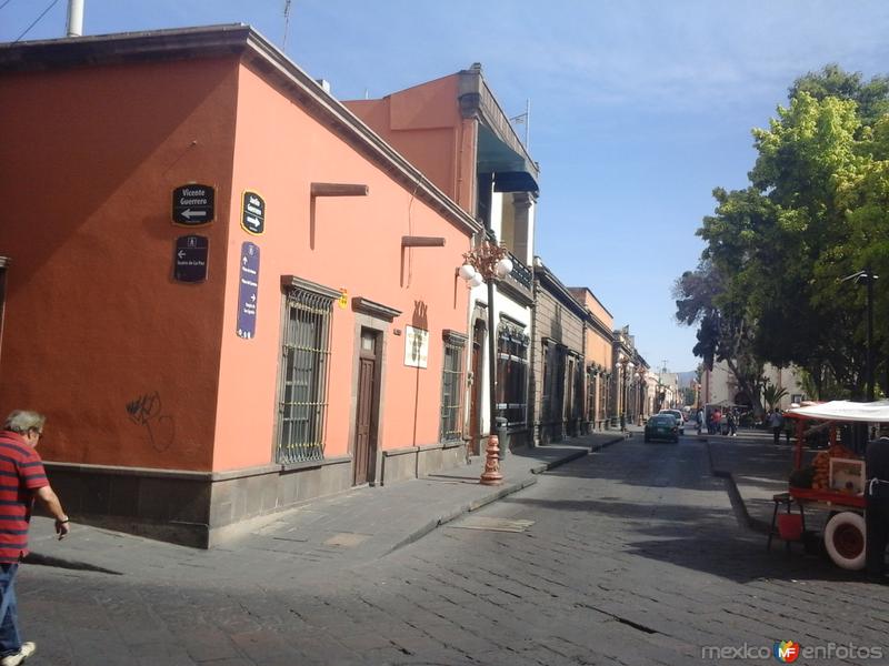 Fotos de San Luis Potosí, San Luis Potosí, México: calle Guerrero en el jardin de San Francisco.