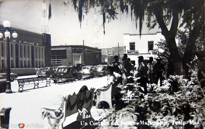 A un costado del Kiosko y Jardin