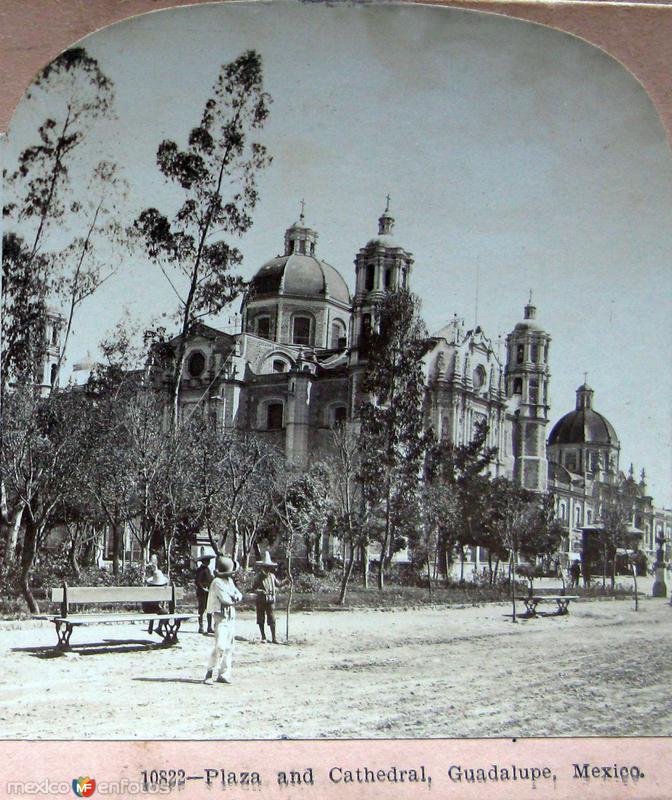 Esperando el Tranvia en la Villa de Guadalupe