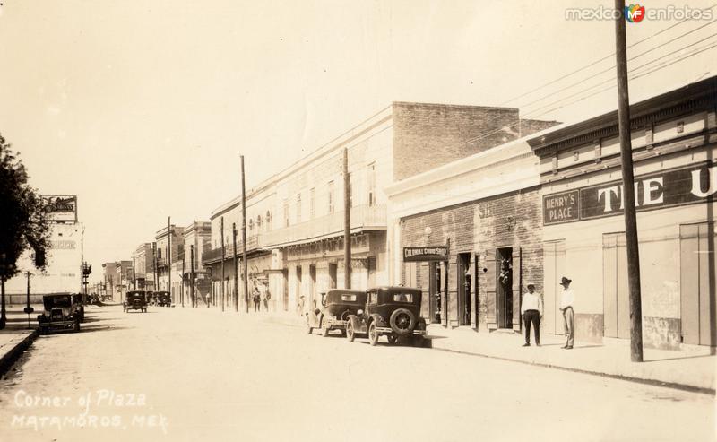 Calle en uno de los costados de la plaza