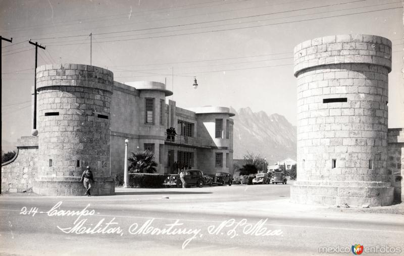 Entrada al Campo Militar