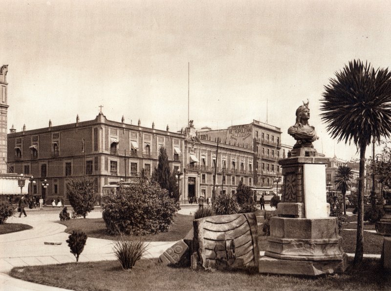 Busto de Cuauhtémoc y edificio del Monte de Piedad (circa 1920)