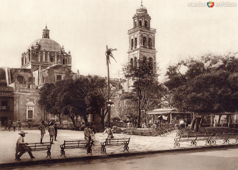 Catedral y Plaza (circa 1920)