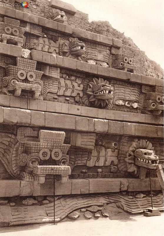 Templo de Quetzalcóatl, en la Ciudadela (circa 1920)