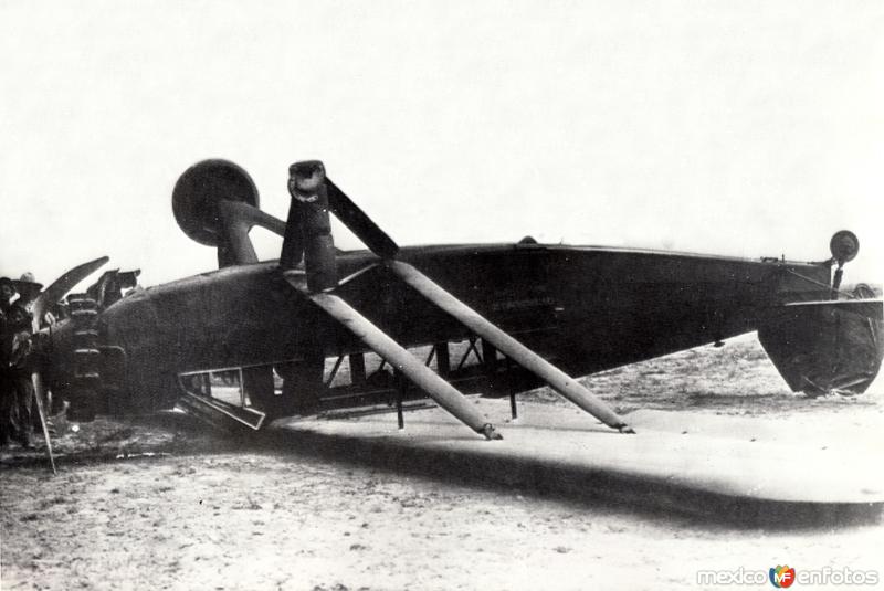 Accidente aéreo del piloto norteamericano Charles Lindbergh, en 1929 (foto 1)