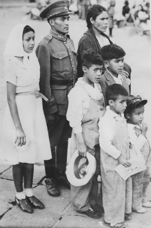 Familia durante un casamiento colectivo de soldados del ejército mexicano (1939)