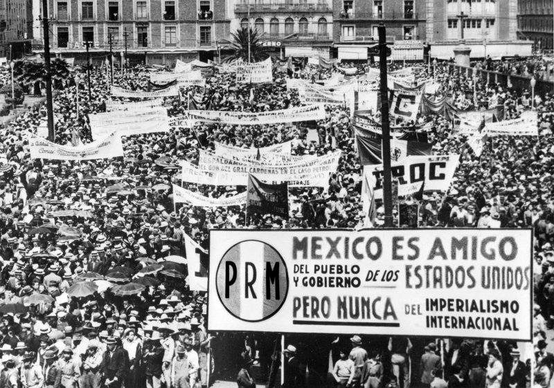 Manifestación popular en apoyo a la expropiación petrolera (1940)