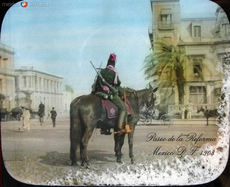 Soldado en el Paseo de la Reforma