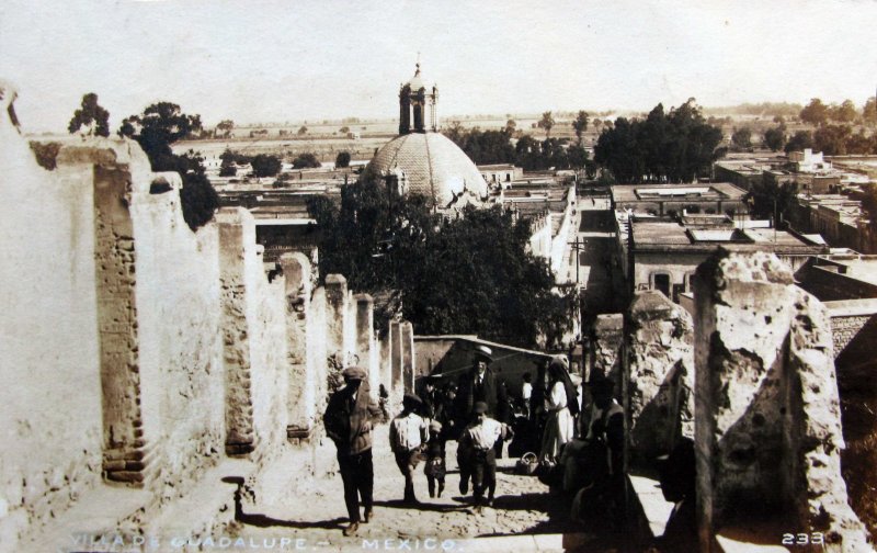 Subida al cerro del Tepeyac en La Villa de Guadalupe