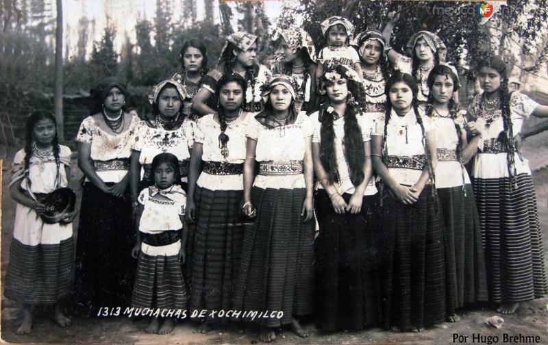 Muchachas de Xochimilco por el fotogrefo HUGO BREHME