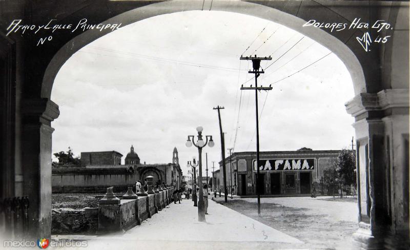 ATRIO Y CALLE PRINCIPAL