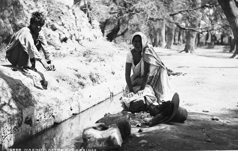 Lavadero en las aguas termales (por William Henry Jackson, c. 1888)