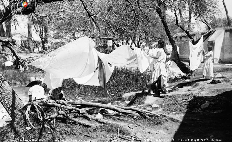 Lavadero en las aguas termales II (por William Henry Jackson, c. 1888)