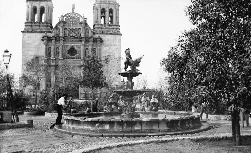 Fuente en la Plaza de Armas (por William Henry Jackson, c. 1888)