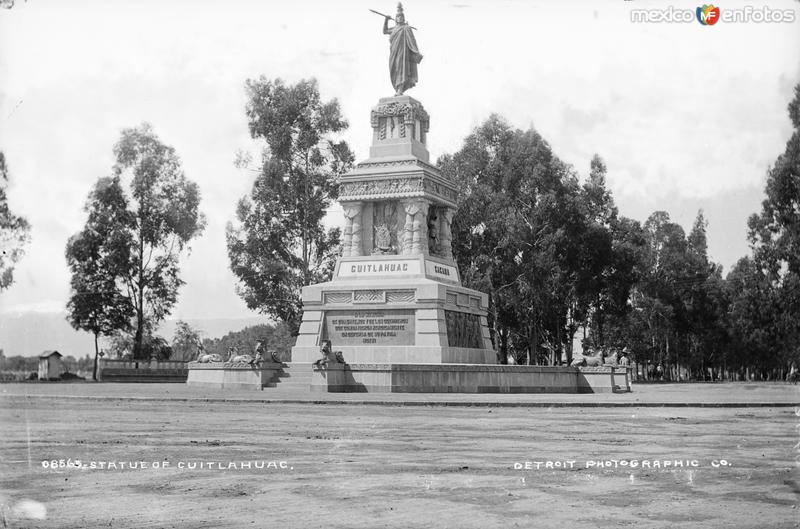 Monumento a Cuauhtémoc (por William Henry Jackson, c. 1888)