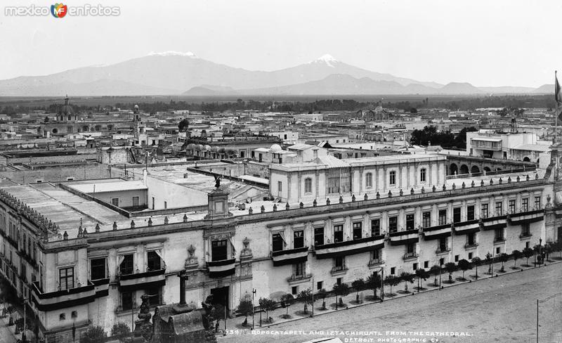 Palacio Nacional y los volcanes Iztaccíhuatl y Popocatépetl (por William Henry Jackson, c. 1888)