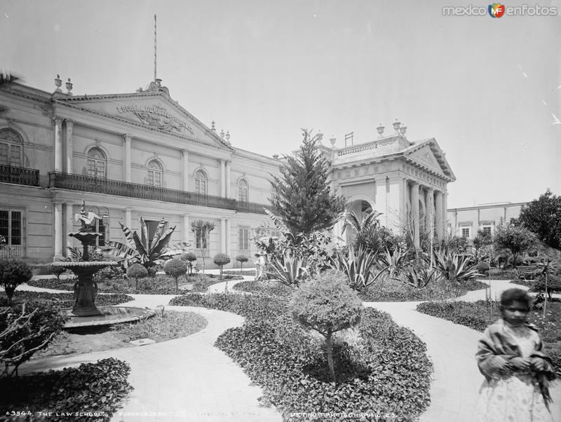 Escuela de Leyes (por William Henry Jackson, c. 1887)