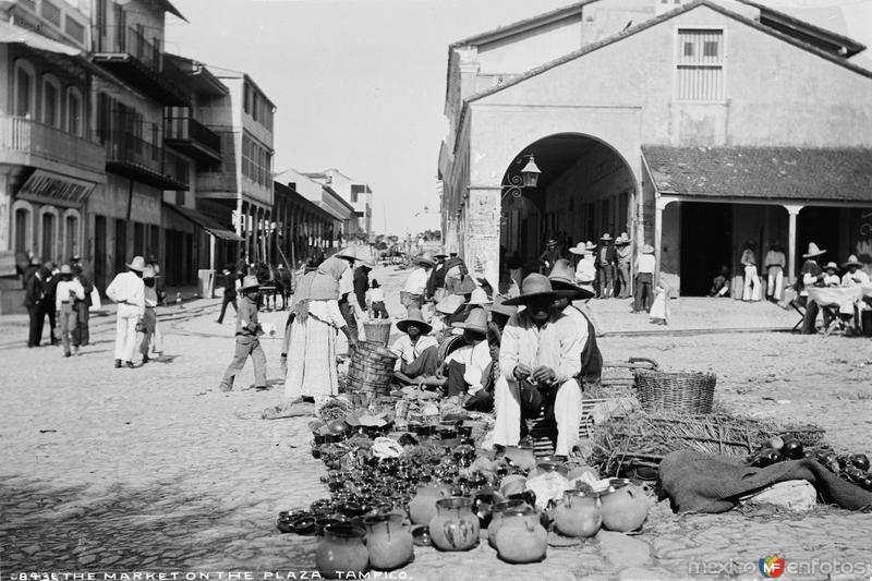 Mercado en la Plaza de Armas (por William Henry Jackson, c. 1888)