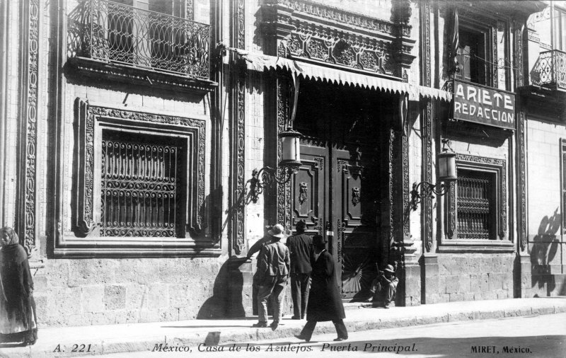 Puerta principal de la Casa de los Azulejos