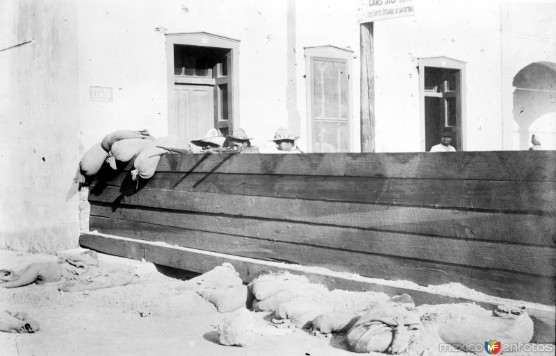 Barricada del ejército federal tomada por los revolucionarios (Bain News Service, c. 1911)