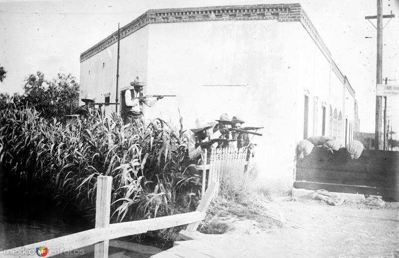 Revolucionarios parapetados junto a la acequia durante la batalla de Ciudad Juárez (Bain News Service, 1911)